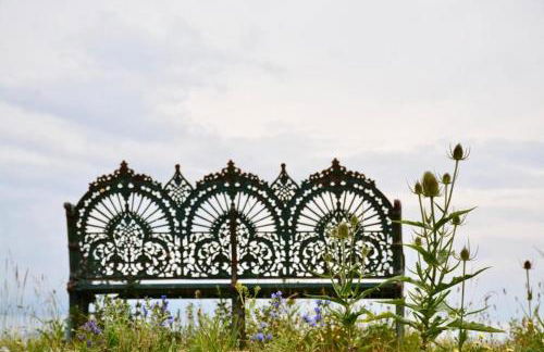 A unique, off-grid Eco Friendly Beach House. - Foto 1