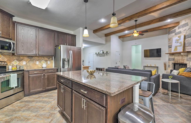 Gorgeous Luxury Home With Hot Tub Just 3 Miles to Dtwn! - Foto 19