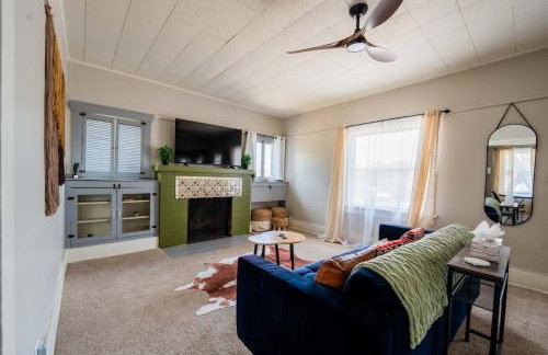 Work Desk- FirePit-Pool-Steps to UofA - Foto 29