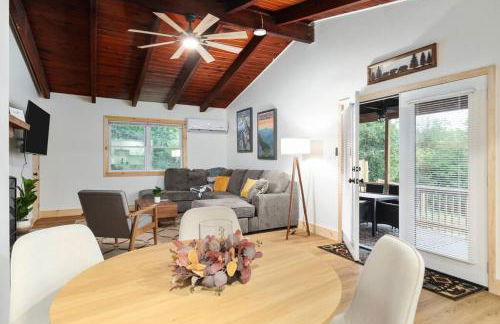 Hidden Hollow 3BD Cabin - Hot Tub, Wifi, Game Room, Fire Pit - Foto 24