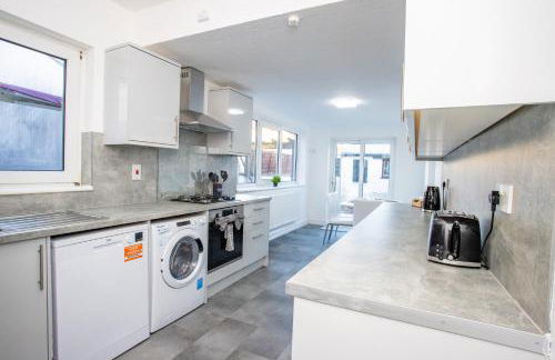 Sunny 3BR Home Near Portsmouth Park - Photo 11