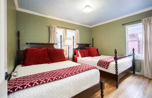 PRIVATE HOME Walk to Downtown CHERRY BLOSSOM COTTAGE Hot Tub SLEEPS UP TO 6 GUESTS - Foto 16