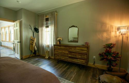 Luxe Modern Cabin with Pond, Fire Pit, Hiking, near Bethel Woods - Foto 23