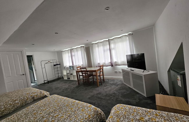 SnoozeDen Westmead – Windsor Castle & Legoland - Foto 20