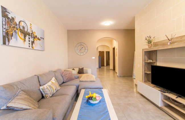 Ta'Siku Gozitan villa + Pool & hot tub - Photo 14