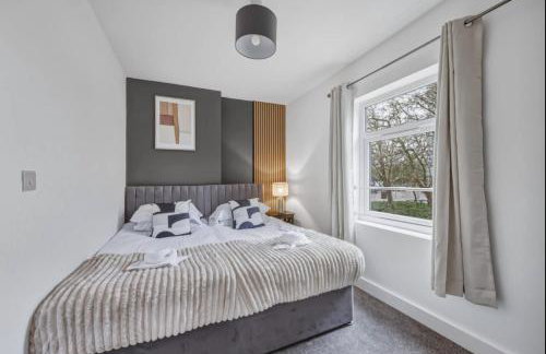 Albert House - Near the High Street - Free Parking, Garden, Fast WiFi and Smart TV by Yoko Property - Foto 15