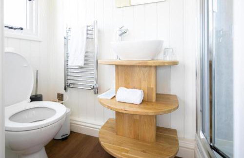 Cabin - Sleeps 2 - Parking - WiFi - Foto 7