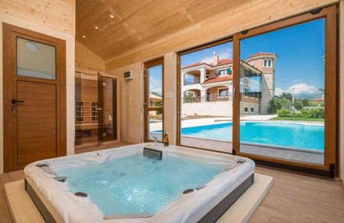 5-Bed Villa with Pool, Jacuzzi & Padel Court - Foto 26