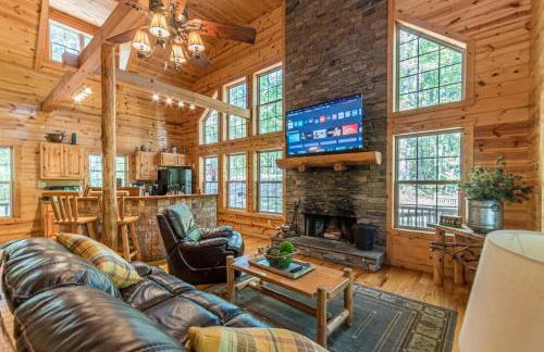 Cozy Creekside Log Cabin w Firepit, Hot Tub, WIFI - Foto 26