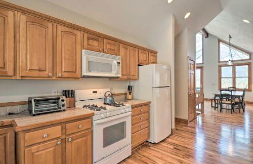 Sapphire Retreat with 2 Decks, Views and Resort Access - Foto 10