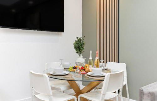 Stylish Home - Pool table, Virgin TV, Fast Wifi, Garden and Self-Check-In by Yoko Property - Photo 19