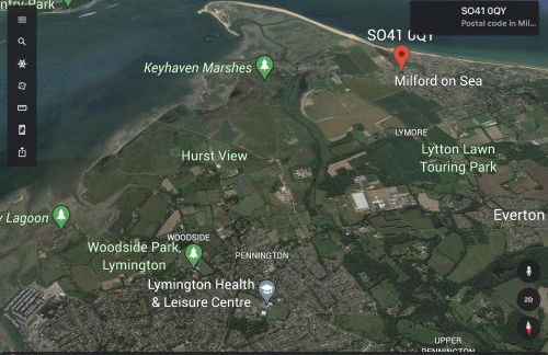 THE HIDEAWAY - LUXURY SELF CATERING COASTAL APARTMENT with PRIVATE ENTRANCE & KEY BOX ENTRY JUST A FEW MINUTES WALK TO THE BEACH, SOLENT WAY WALK, SHOPS and many EATERIES & BARS - FREE OFF ROAD PARKING,FULL KITCHEN, LOUNGE,BEDROOM , BATHROOM & WI-FI - Foto 31