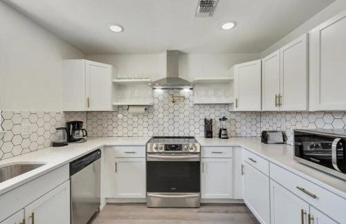 Luxury 4Bed 2Bath Hidden Gem w Backyard Oasis - Foto 13