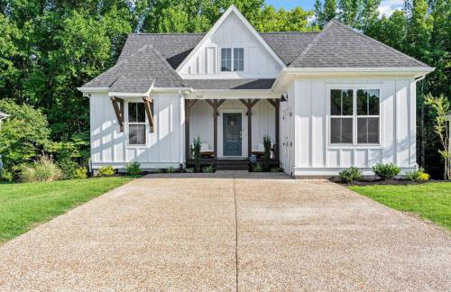 Cottage with 3 King Beds, 3 min to Marina, Fire Pit - Foto 1