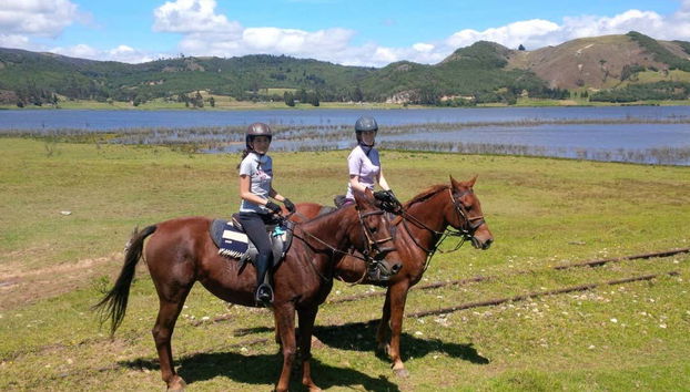 Foto com a lagoa de Suesca de fundo