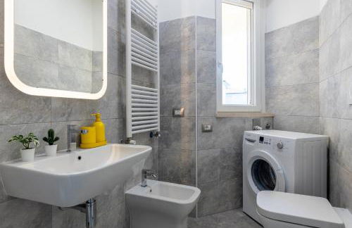 GuestHost -Elegant Seaside Apartment with Pool and Parking - Foto 18