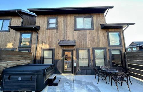 Peaks & Pines Modern Gem, 2 Kings, Bunks, Hot Tub, Walkable, Kid's Cove - Foto 12