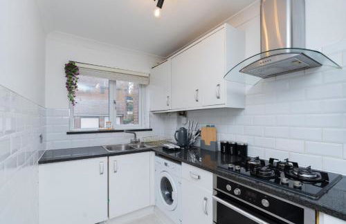 Open Mind Property - 3 Bed Home with Free Parking - Foto 16