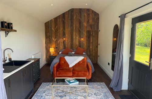 Luxury Spa Cabin with Outdoor Bath, Sauna & Fireplace - Foto 6