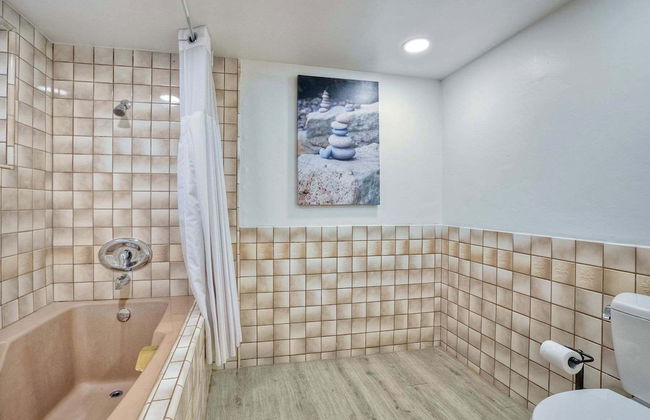 Serene Coastal Home Sleeps 8 1 Mile From Beach! - Foto 20