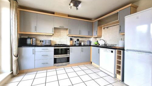 Spacious 4 Bed Family Home with Private Garden & Free Parking - Hamilton - Foto 5, stove, dishwasher, toaster