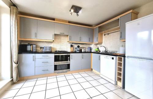 Spacious 4 Bed Family Home with Private Garden & Free Parking - Hamilton - Foto 5