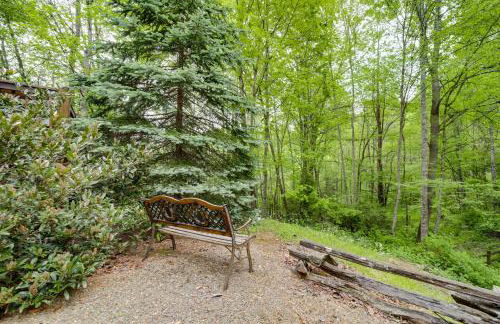 Peaceful Smoky Mountain Cabin with Deck and Fire Pit! - Foto 27