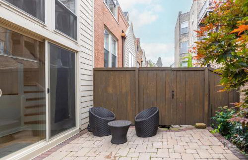 Windy City Getaway - 3BR 2BA Chicago Townhouse home - Photo 67