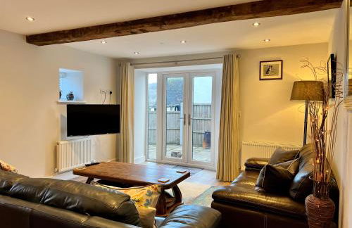 Cottage - Sleeps 6 - Garden & Parking - Photo 2