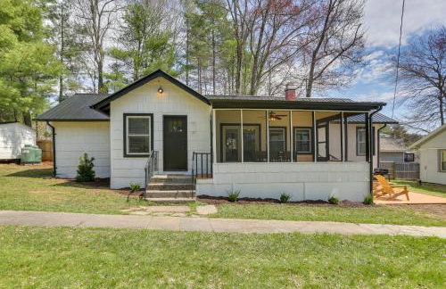 Walk to White Lake Family Home with Deck and BBQ - Foto 24