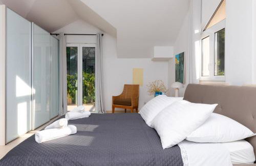 VILLA PHILIPPA - luxurious five-room villa - idyllic location - first row to the sea - spectacular view of the sea bay - unforgettable sunsets - 15 minutes from Supetar ferry port - free parking - private heated pool - Foto 66