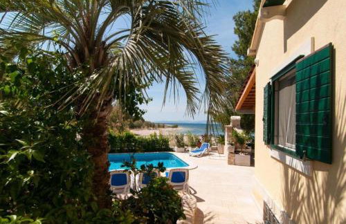 Deluxe Villa Sirena on the beach with Pool - Photo 4