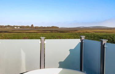 Harbour View at Avocet Crescent - Luxury Lodge with Hot Tub - Hayling Island - Mill Rythe Holiday Village - Photo 20