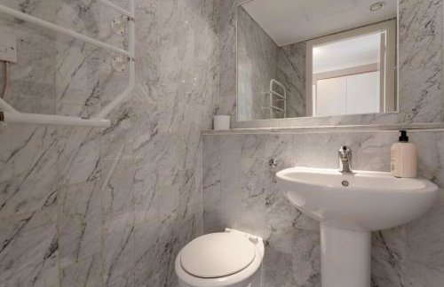 Bright, Modern One-bed With Stunning View of Thames - Foto 42