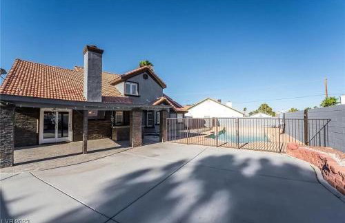 Heated Salt Pool, BBQ, Movie Projector, Stereo, Billiards Table, Arcade Game, Darts - Stone Sanctuary NW at Childrens Memorial Park, Pool Heat Optional - Foto 13