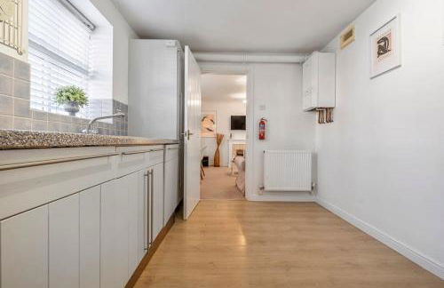 Spacious Apartment with Parking! - Photo 24