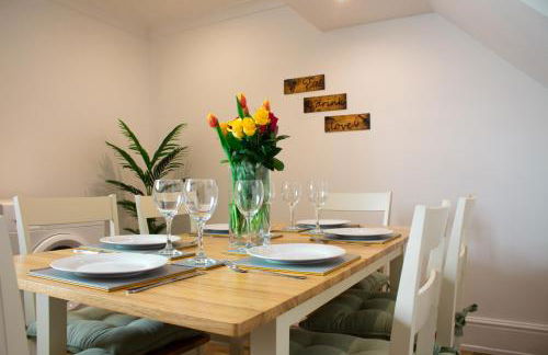 Characterful Cottage - Sleeps 6 - Parking - High Street - Photo 3