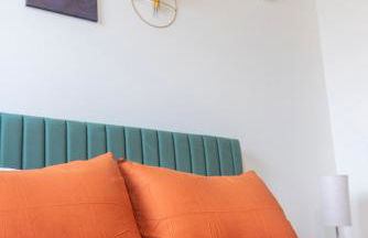 Two Story Penthouse, 2 Bedrooms with 2 and a half bathrooms, 2 Balconies, Skyline View, Pool - Foto 16