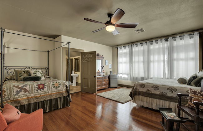 Beautiful and Unique Home With Fireplace and Pool! - Photo 10