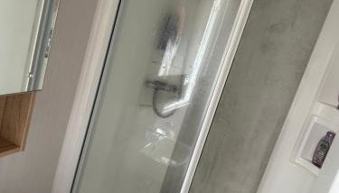 Dollys Den - Photo 4, Shower