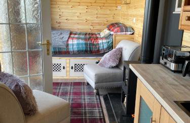 Cuddles & Bubbles Cozy Cabin with jacuzzi spa hot tub - Foto 27