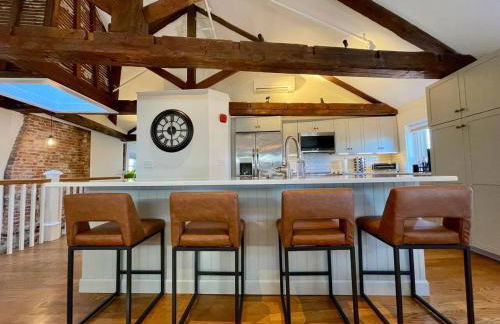 4 King Suites, Downtown, Outlets, Beach, Historic - Photo 44