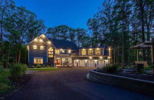 The Athena Hideaway - hottub, firepit, lake & racetrack - Foto 1