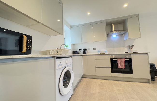 Heathrow Charge and Go - Photo 44