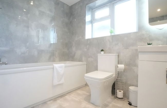 Heathrow Charge and Go - Photo 76