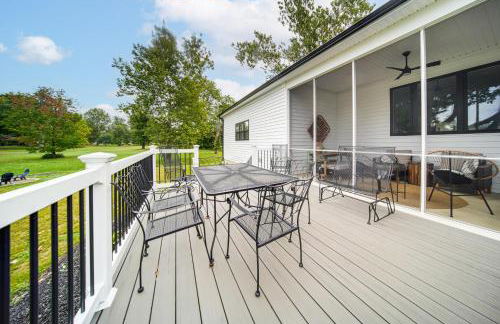 Walk to Lake Erie Sleek Retreat with Screened Patio - Foto 24