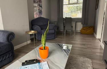 Families and Contractors Dudley DY1 - Foto 9