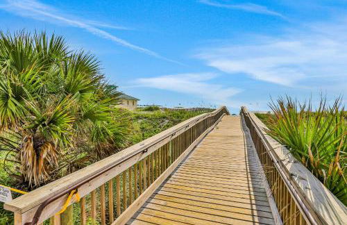 Newly-built 2-story home near the ocean with patio, washer/dryer, streaming - Photo 25