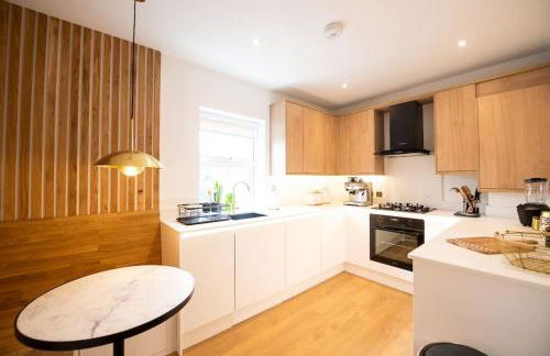 Stunning Apartment in the Centre of East Grinstead - Photo 2