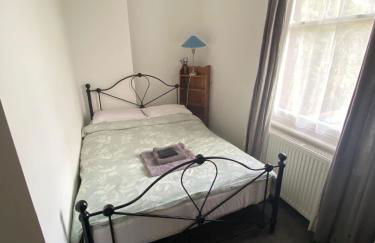 EGHAM LOVELY STUDIO SELF CONTAINED 2 mins station - Foto 1